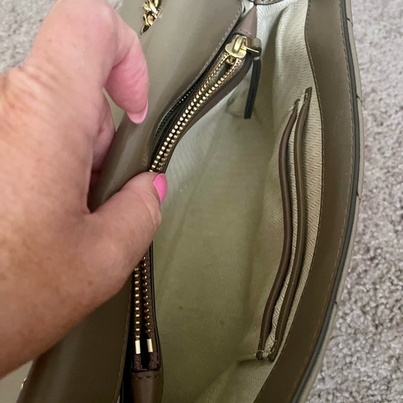 Tory Burch KIRA CHEVRON CONVERTIBLE SHOULDER BAG - Picture 4 of 6